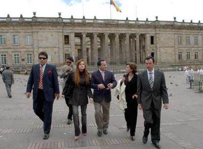 (De izquierda a derecha) Los diputados de la oposición ecuatoriana Alfonso Harb, Mauricio Ponce, Sylka Sánchez, Alfredo Serrano, Gloria Gallardo y Luis Fernando Torres, que pidieron asilo político en Colombia, hoy en la Plaza de Bolívar de Bogotá.