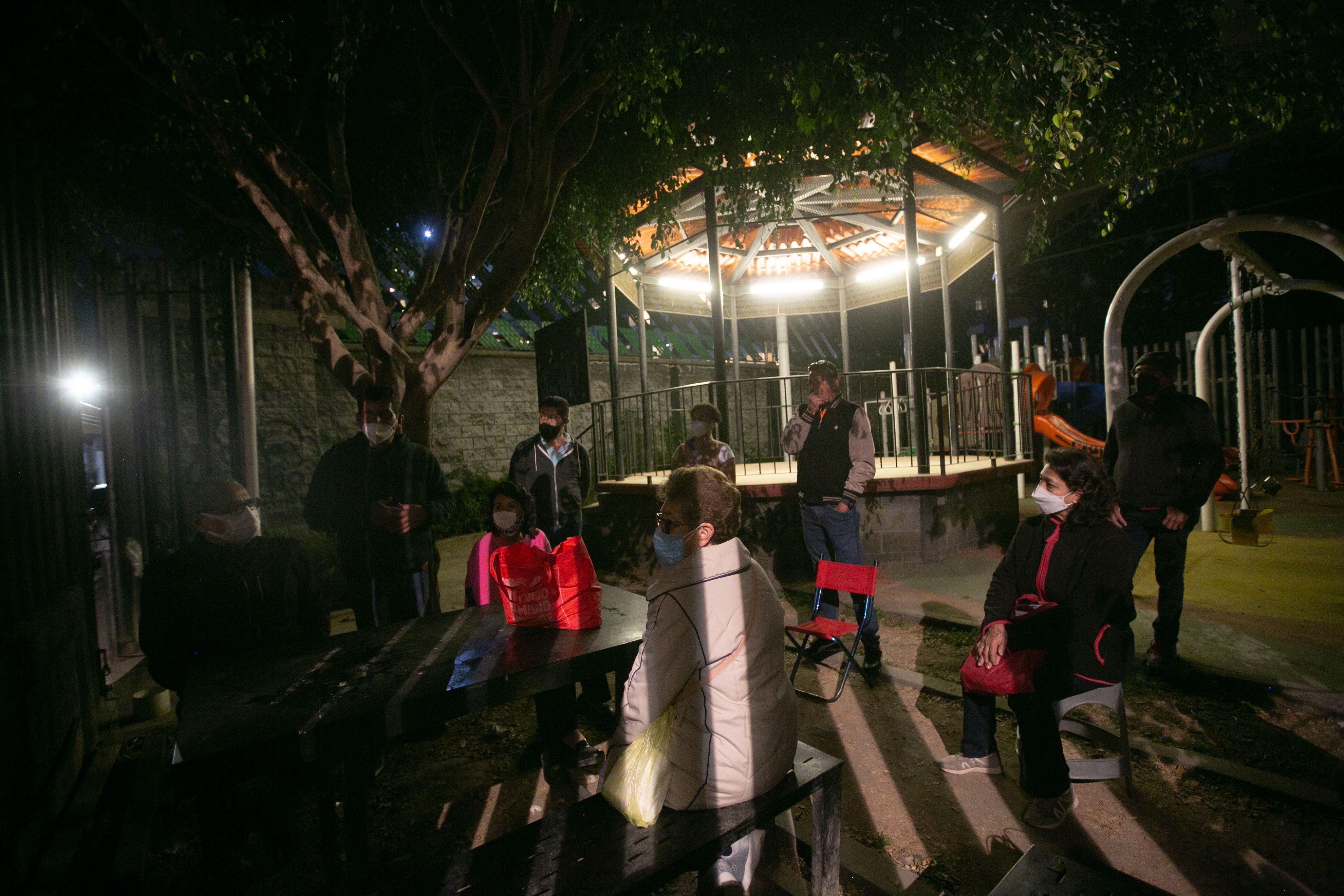 Asamblea de pobladores originarios de Xoco, reunidos en un parque infantil.