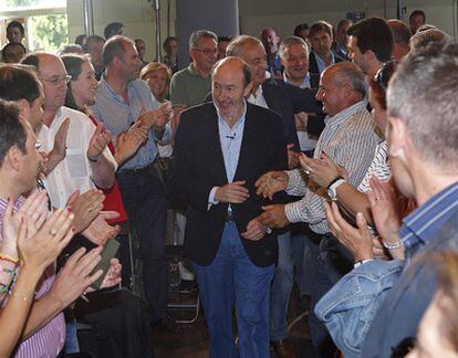 Militantes socialistas saludan a Rubalcaba ayer en Santiago.