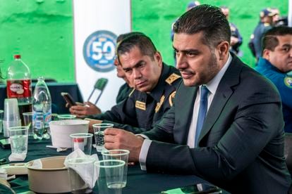 Omar García Harfuch participa en la comida del grupo cóndores durante la celebración por los 50 años del escuadrón aéreo. 