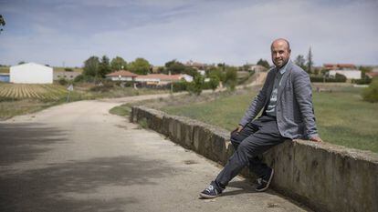 Miguel Ángel Ávila, en el puente que da acceso a Mozodiel.