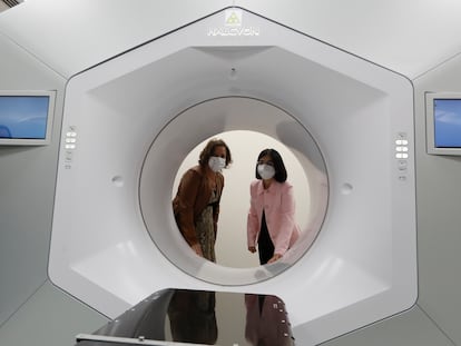La consejera andaluza de Salud y Consumo, Catalina García (izquierda.), junto a la ministra de Sanidad, Carolina Darias, en una reciente visita al Hospital Virgen del Rocío de Sevilla.
