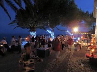 La terraza junto al faro de Tossa de Mar, de noche.