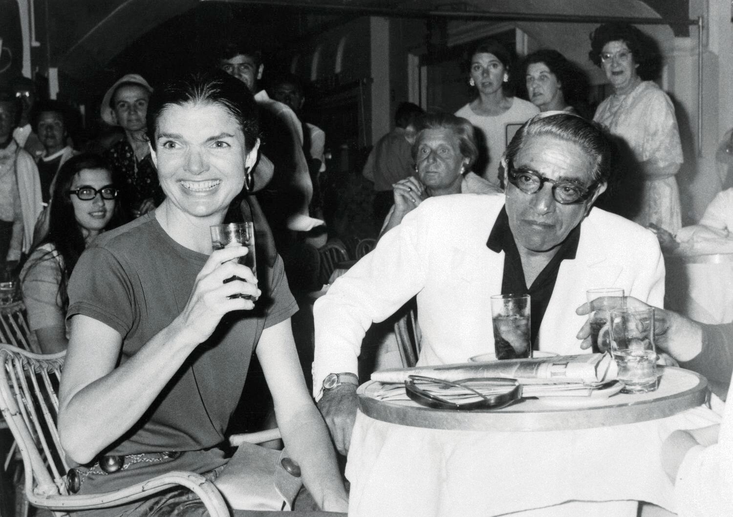 Jacqueline Kennedy y su marido Aristóteles Onassis captados en una terraza durante su matrimonio.