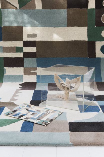 Al igual que las mujeres artistas de la Bauhaus (Gunta Stölz o Anni Albers entre otras), la obra de Aurèlia Muñoz estuvo ligada a la artesanía en general y en concreto a la investigación textil. Lo que comenzaba en su mente como un dibujo geométrico de acuarelas instigado por la pincelada abstracta de Paul Klee o Kandinsky, terminaba dando vida a tapices bordados y piezas de 'patchwork' que ahora cuelgan de museos como el MoMA de Nueva York. De esta idea surgió 'Círculo de Luz', la alfombra que Gancedo ha tejido en colaboración con Silvia Ventosa, hija de Aurèlia Muñoz, basándose en un dibujo de la artista de 1964. Precio: 3.000 euros. A la venta en una edición especial numerada de 10 unidades en las tiendas físicas de Gancedo Madrid y Barcelona.