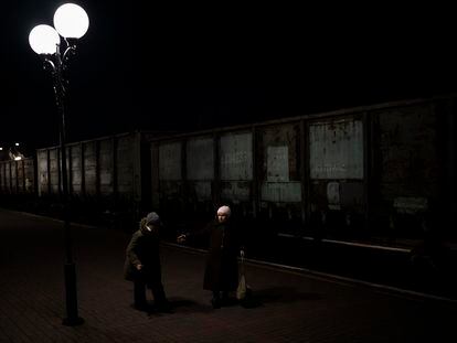 Dos mujeres conversan en la estación de tren de Jersdón, casi a oscuras.