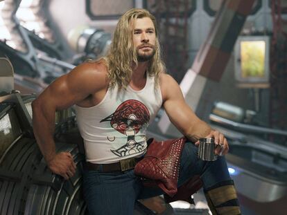 Chris Hemsworth tomando un café con la pose más casual posible en un fotograma de 'Thor: Love & Thunder' (2022).