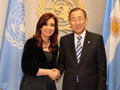 El secretario general de la ONU, Ban Ki-moon, saluda a la presidenta de Argentina, Cristina Fernández de Kirchner, el pasado 25 de septiembre, durante una reunión en la sede del organismo en Nueva York (EEUU).
