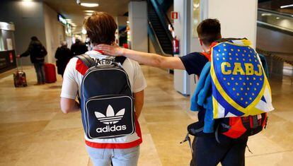 Dos aficionados de River (i) y Boca, a su llegada a Barajas.