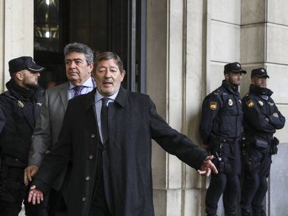 El exdirector de Trabajo de la Junta de Andalucía Francisco Javier Guerrero, este martes, tras recoger la sentencia.