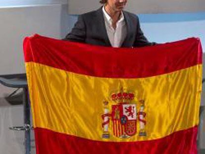Rafa Nadal posa con la bandera de España