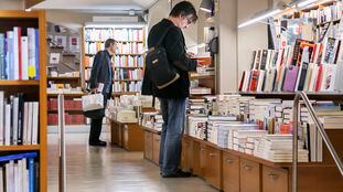 Aspecto de la librería Laie, de Barcelona, una de las tiendas presentes en la plataforma Llibreries Obertes.