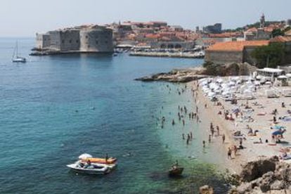 Playa de Banje, frente a la centro histórico de Dubrovnik.
