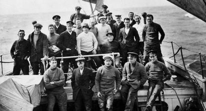 La tripulación del Endurance. En el centro, con jersey claro y sombrero oscuro, Shackleton.