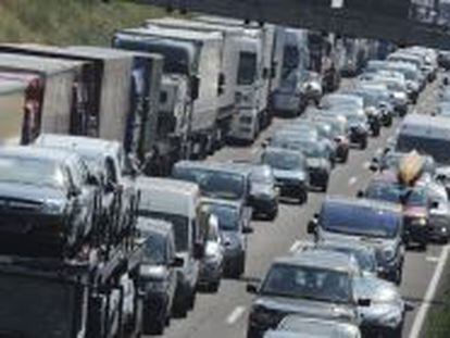 Atasco de camiones y coches en una autopista. EFE/Archivo