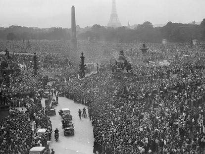 Decenas de miles de personas reciben a las fuerzas de la resistencia y tropas aliadas el 26 de agosto de 1944 en la plaza de la Concordia, al día siguiente de la liberación de París.