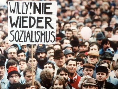 Asistentes a un mitin del excanciller Willy Brandt en Erfurt en 1990 piden que no vuelva el socialismo del Este