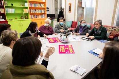 Reunión de católicas feministas en el colegio de Compañía de María de Santiago de Compostela para preparar el Sínodo de las Mujeres que se celebrará en Roma en 2022.
