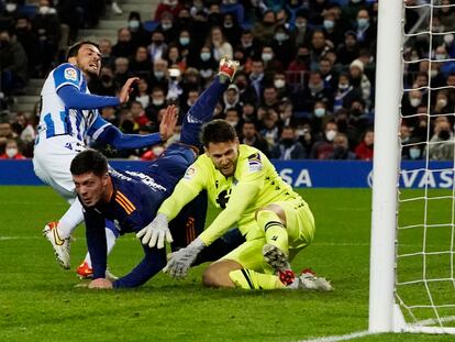 Jovic marca de cabeza el 0-2.