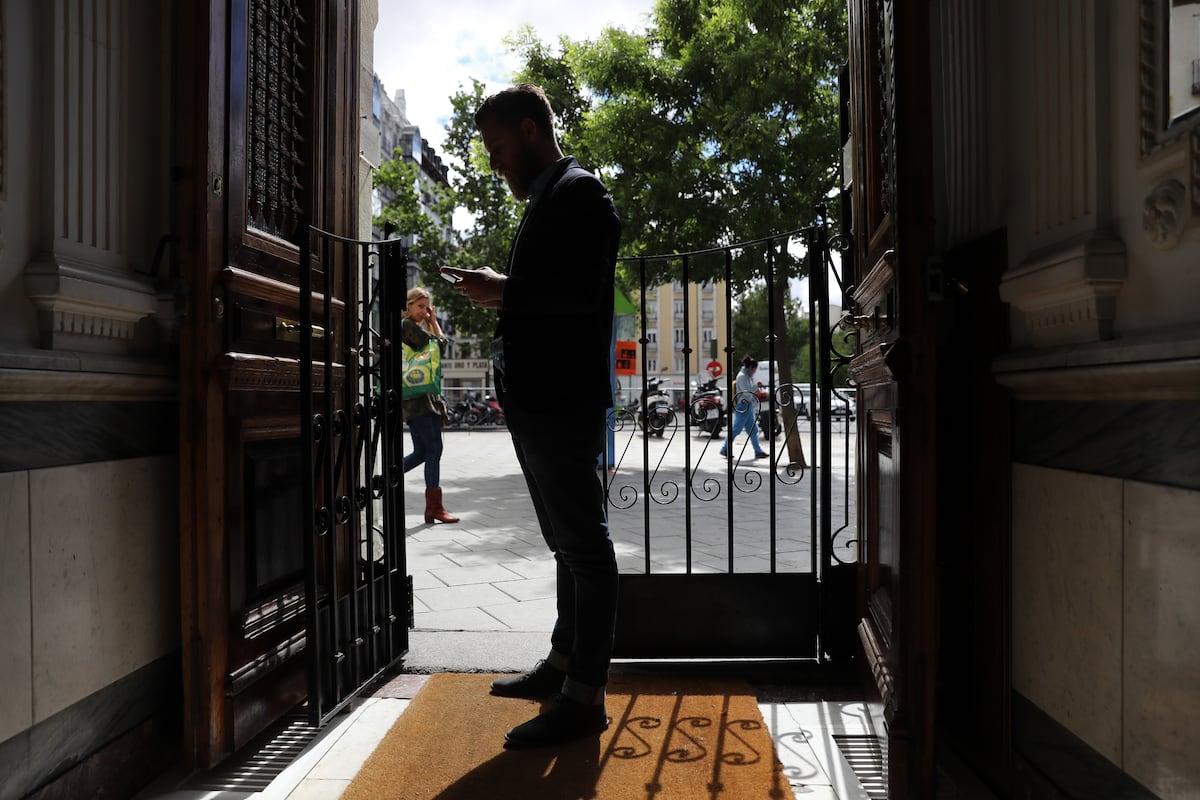 Sherlock Holmes en el rellano: los detectives llegan a las comunidades | Negocios