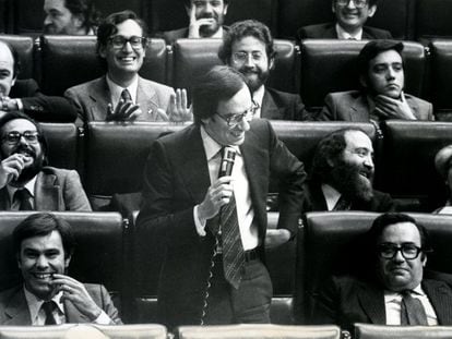 La bancada socialista se ríe en una intervención de Alfonso Guerra en el Congreso de los Diputados, en 1980.