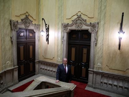 El ministro de Economía y Mar, António Costa Silva, a finales de septiembre, en las escaleras del ministerio, que ocupa el antiguo palacio del Manteigueiro, en Lisboa.