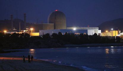 La central nuclear de Vandellós 2, des de la platja de l'Almadrava.