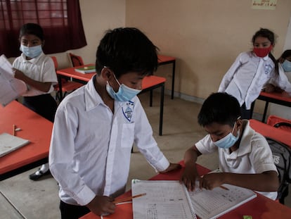 Un grupo de niños toma clases en una escuela en la sierra de Oaxaca, el 22 de abril de 2021.