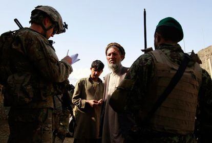 Militares estadounidenses y afganos interrogan a vecinos durante una patrulla en el Valle Sangum Ghaki (Kunar).
