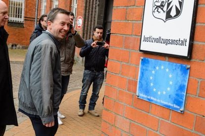 Bernd Lucke, europarlamentario alemán y ex miembro fundador de Alternativa para Alemania, a su llegada a la prisión de Neumünster (Alemania) para visitar al expresidente catalán Carles Puigdemont.