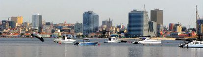 La capital de Angola es su mayor ciudad y puerto. Vista desde la Ilha de Luanda, sobre el Marginal.