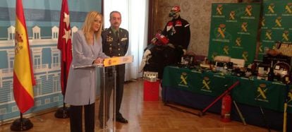 Cristina Cifuentes, durante una rueda de prensa con la Guardia Civil.