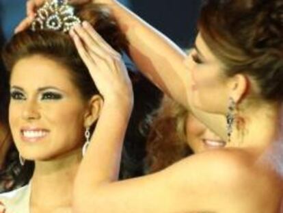 Andrea Huigdsen se corona Miss España 2011.