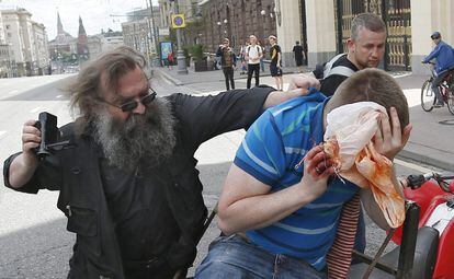 Desde 2006, Alekséyev ve rechazada su solicitud para celebrar una marcha del orgullo gay, pese a lo cual algunos activistas salen a la calle y se enfrentan a los ultranacionalistas y radicales ortodoxos, lo que suele desembocar en choques violentos y detenciones. En la imagen, Nikolái Alekséyev es agredido durante la manifestación en Moscú.