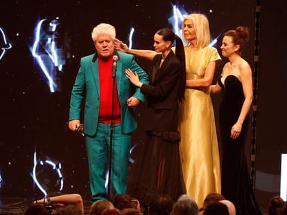 El director Pedro Almodóvar recibe el Feroz de Honor en la ceremonia de entrega de la décima edición de los Premios Feroz.