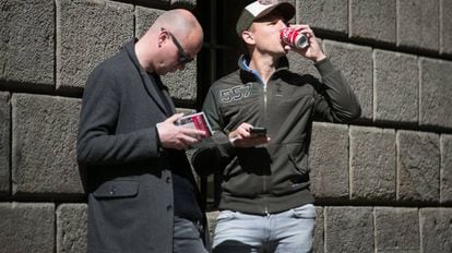 Una persona se toma un refresco en el centro de Barcelona.