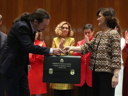 La vicepresidenta primera del Gobierno, Carmen Calvo, entrega la cartera al nuevo vicepresidente segundo, ministro de Derechos Sociales y Agenda 2030, Pablo iglesias.