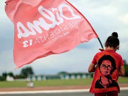 Una militante del partido PT con una camiseta de Dilma Rousseff en Brasilia.