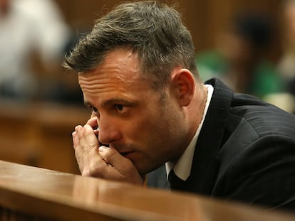 Oscar Pistorius habla por el móvil en 2016, durante una de las vistas del proceso judicial por asesinar a su pareja, Reeva Steenkamp.
.