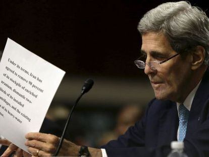 El secretario de Estado, John Kerry, lee su comparecencia ante el Senado. 