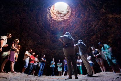 Una visita en una mazmorra de la Alcazaba.