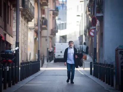 El expresidente de la ANC Jordi Sànchez acude a hacer voluntariado a un comedor social de Barcelona.