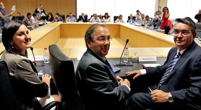 Imagen de una Mesa general de la Función Pública de 2012 con el entonces consejero de Hacienda, José Manuel Vela, a la derecha.
