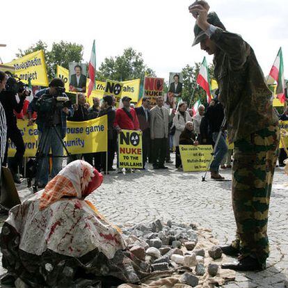 Miembros del opositor Consejo Nacional de Resistencia iraní protestan en Viena conta la lapidación escenificando una ejecución