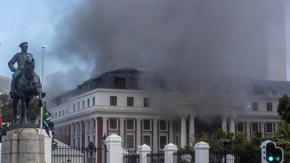 Vista general del humo saliendo de uno de los edificios del Parlamento de Sudáfrica, en Ciudad del Cabo, Sudáfrica, el domingo.