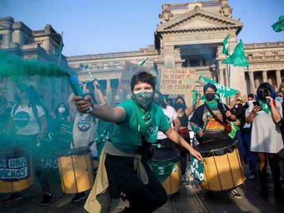 Protesta de feministas frente al Palacio de Justicia de Perú para exigir el aborto legal, seguro y gratuito en 2022.