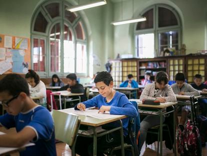 Alumnos de la escuela Ramon Llull de Barcelona realizan sus pruebas de competencias básicas.