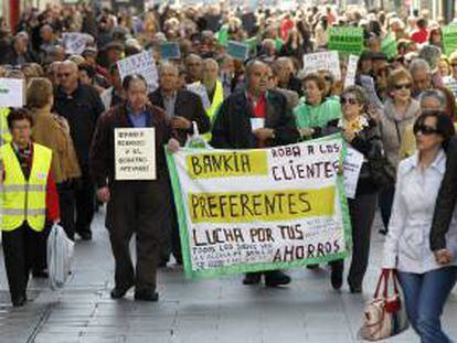 Un numeroso grupo de personas afectados por las participaciones preferentes de Bankia, a su paso por la plaza de Callao, durante una manifestación en Madrid. EFE/Archivo