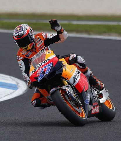 Casey Stoner saluda tras la ronda de clasificación en el circuito de Phillip Island (Australia).