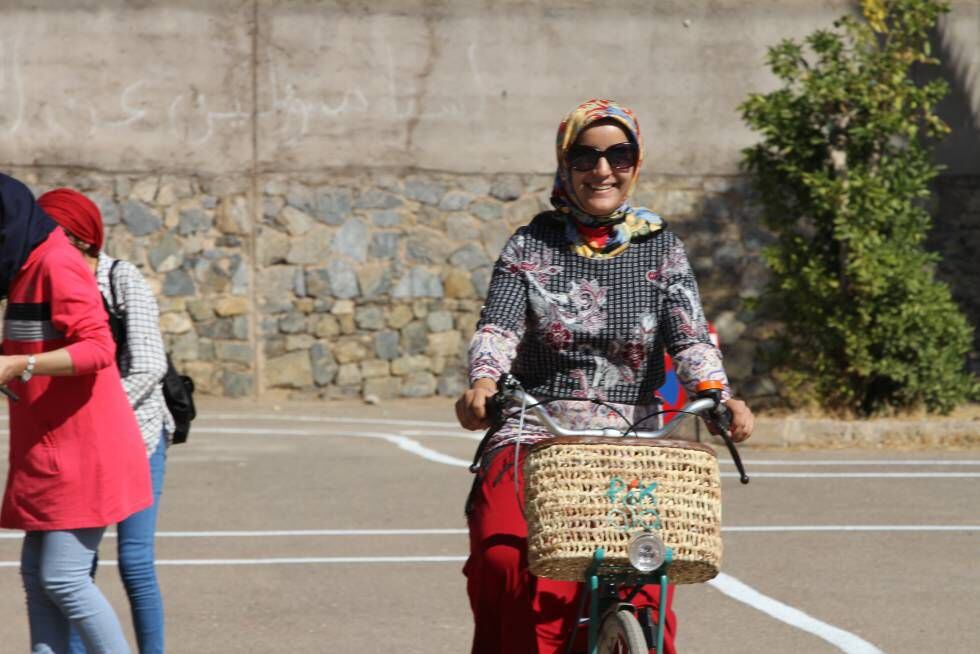 Una de las usuarias de Pikala Bikes, sonríe para Seres Urbanos.